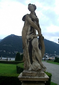 Statua restaurata nell'ambito del progetto di restauro di Villa Olmo
