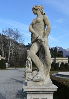Statue restaurate nell'ambito del progetto di restauro di Villa Olmo