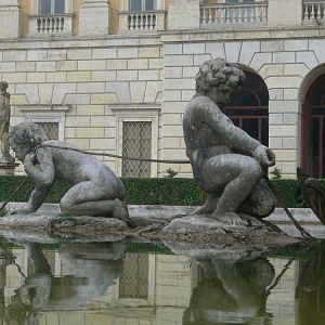 I putti e il mostro marino nella fontana monumentale di Villa Olmo prima del restauro